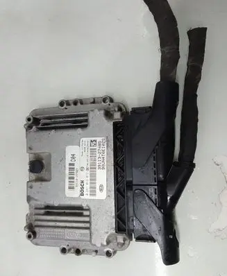 KIA Carens I Engine control unit/module 0281013072