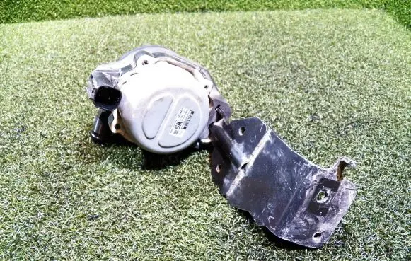 Nissan NV400 Water pump 210109597R
