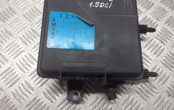 Renault Laguna III Fuse box cover 284C40001R-D