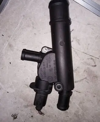 Volkswagen PASSAT B6 Engine coolant pipe/hose 038121132D