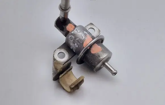 Ford Cougar Fuel pressure regulator 988F9C968AA 0280160601