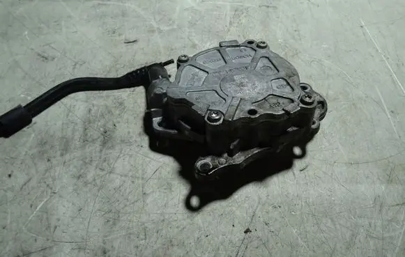 Volkswagen PASSAT B7 Vacuum pump 03L145100F
