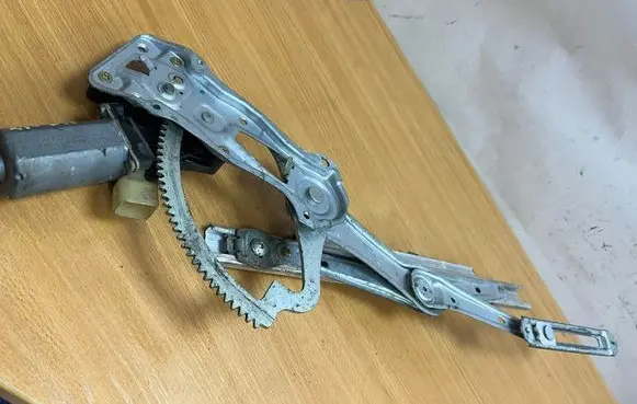 Mercedes-Benz E W210 Rear door window regulator with motor 0130821709 D5039