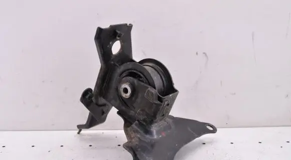 Toyota Yaris Engine mount bracket