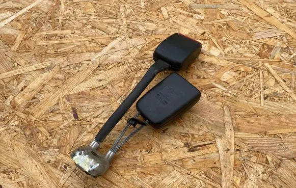Audi A4 S4 B5 8D Middle seatbelt buckle (rear) 8D0857739