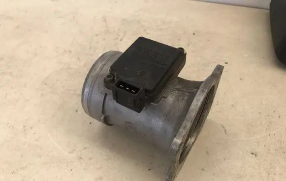 Volkswagen Polo III 6N 6N2 6NF Mass air flow meter 037906461B
