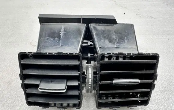 Mercedes-Benz GL X166 Rear air vent grill A1668300554