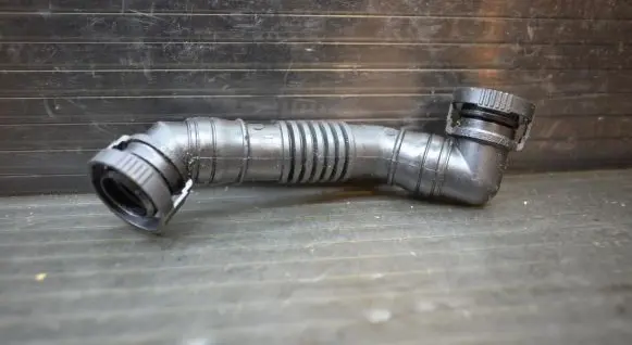 Volkswagen Golf V Breather hose/pipe 03G103493D
