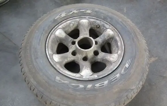 Ford Maverick R12 alloy rim 