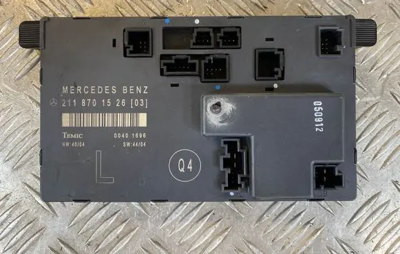 Mercedes-Benz E W211 Door control unit/module 2118701526 00401696