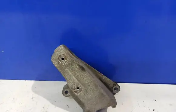 Volvo XC90 Engine mounting bracket 30680588