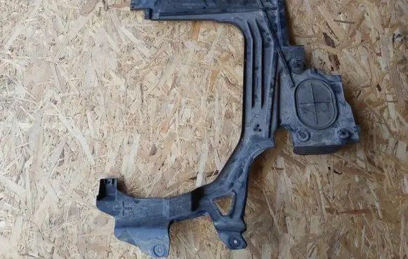 BMW 2 F45 Other engine bay part 51757352678 11252010