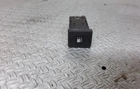 Land Rover Discovery Fuel tank opening switch YUC102390