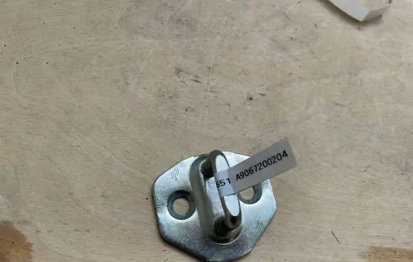 Mercedes-Benz Sprinter W907 W910 Sliding door lock loop/hook striker A9067200204
