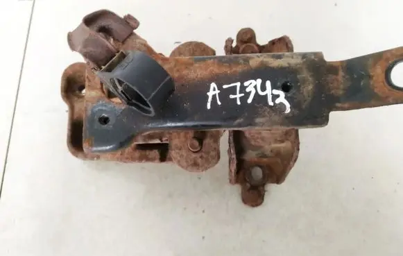Peugeot 107 Engine mount bracket