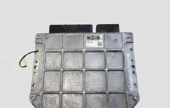 Toyota Avensis T270 Engine control unit/module 8966105D12 MB2759001910