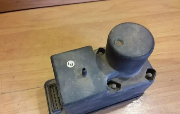 Audi 80 90 S2 B4 Central locking vacuum pump 443862257D