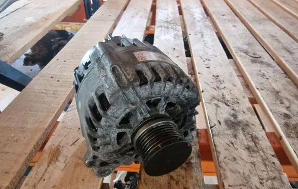 Volkswagen Touran III Generator/alternator A617865A