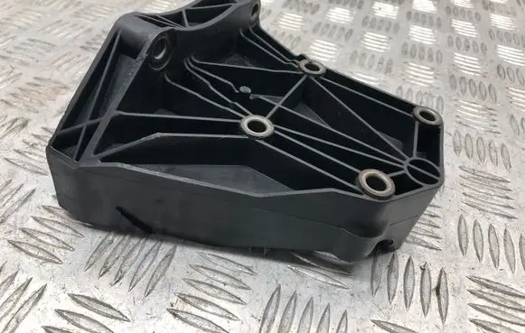 BMW 5 E60 E61 A/C compressor mount bracket 7792202 14011810