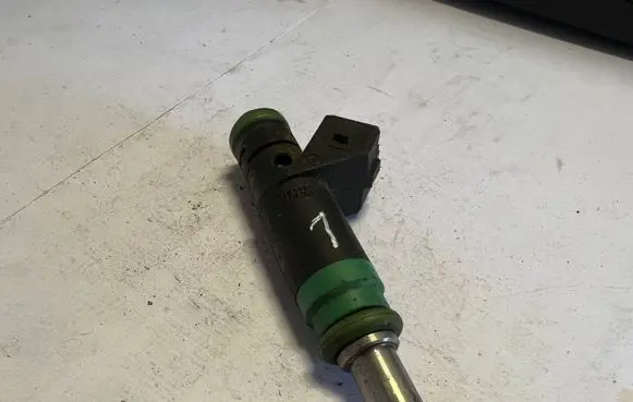 Ford Focus Fuel injector 98MFBB 9F593