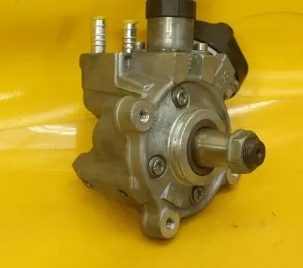 Volkswagen Golf VII Fuel injection high pressure pump 04L130755D
