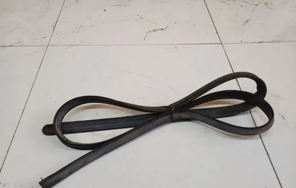 Opel Astra H Rubber seal front coupe door 
