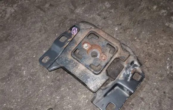 Volvo S40 Engine mount bracket 349249