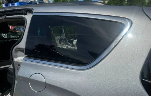 Chrysler Pacifica Rear side window
