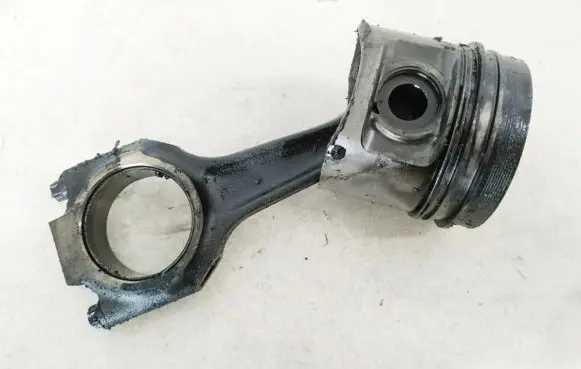 Ford Escort Piston with connecting rod s89ff