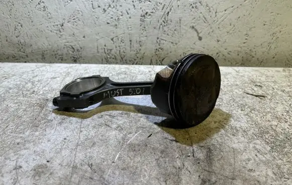 Ford Mustang VI Piston with connecting rod