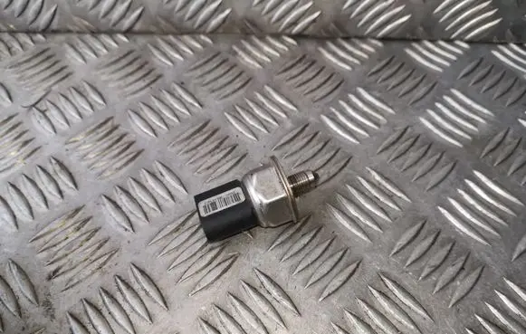 Volkswagen PASSAT B6 Fuel pressure sensor 03C906051D