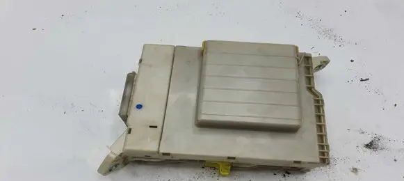Lexus IS 220D-250-350 Fuse module 8213053020 05656D28