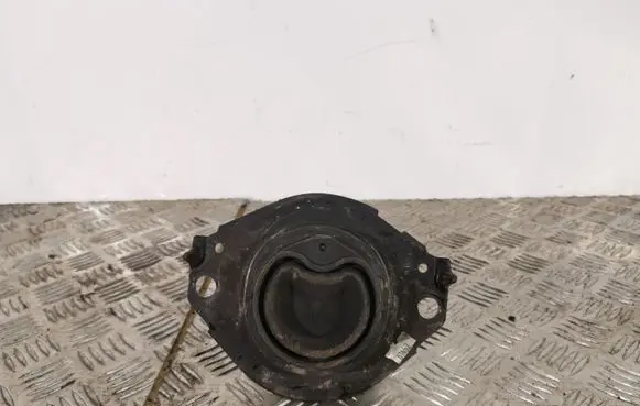 Jeep Grand Cherokee Engine mount bracket
