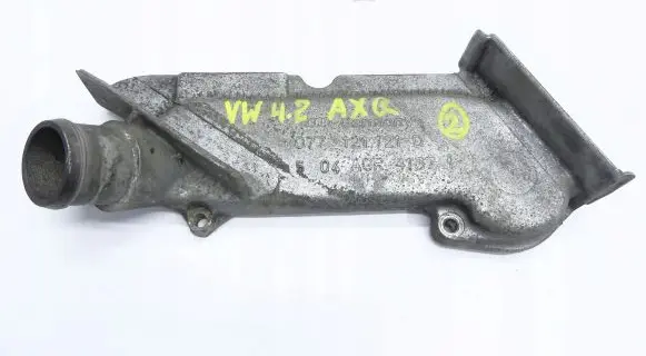 Volkswagen Touareg I Engine coolant pipe/hose 077121121D