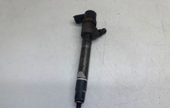 Volvo XC70 Fuel injector 30777526