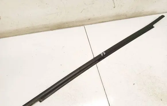 Opel Meriva A Front door glass trim molding E093392730