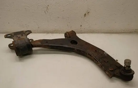 Volvo V40 Front lower control arm/wishbone 