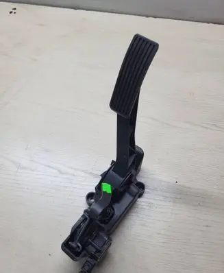 Mercedes-Benz A W169 Accelerator throttle pedal A1693000204 000665 221111