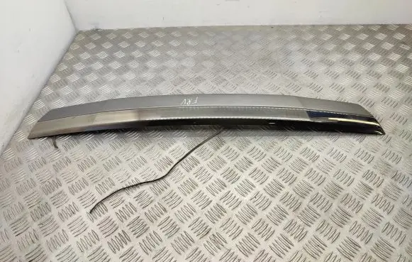 Trunk door license plate light bar