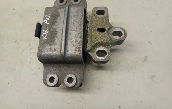 Volkswagen PASSAT CC Engine mount bracket 3C0199555