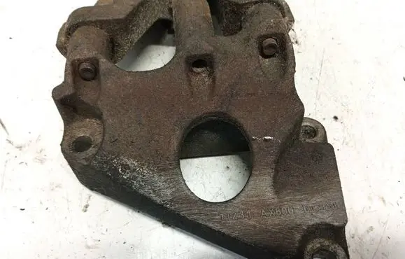 Engine mounting bracket