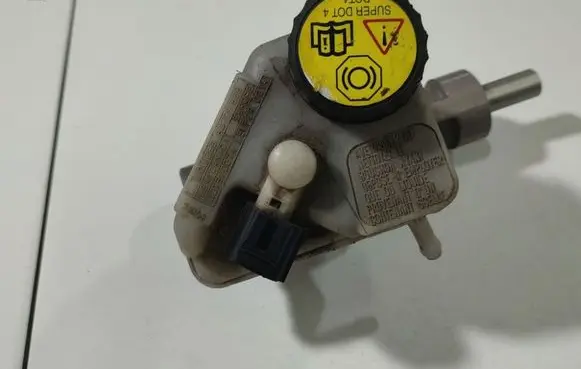 Jaguar X-Type Brake fluid reservoir 