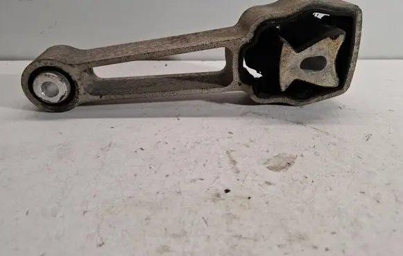 Volvo XC70 Engine mount bracket 30680474