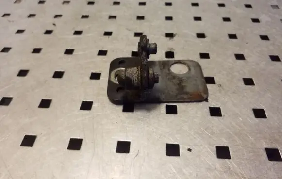Volkswagen PASSAT B7 Front door lower hinge 