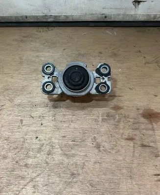 Volvo XC60 Engine mount bracket