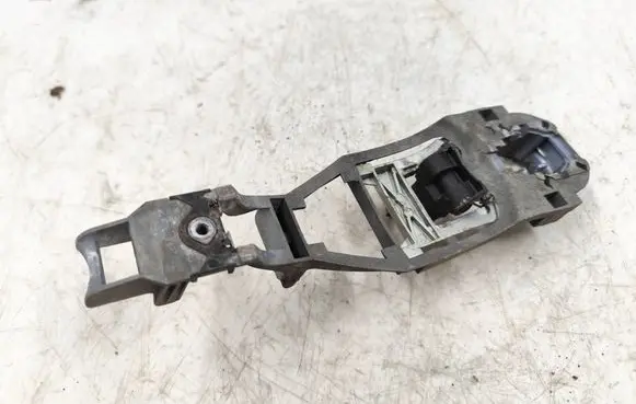 Volkswagen PASSAT B5 Front door exterior handle/bracket 3B0837885