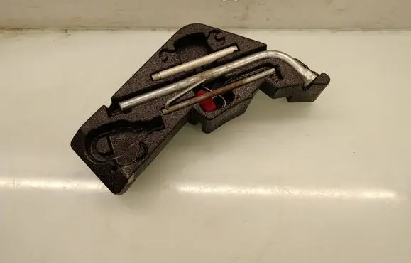 Volkswagen Touareg I Tool set 7L0012113