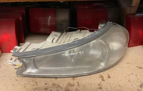 Ford Mondeo MK II Headlight/headlamp 1305235322 0301098201