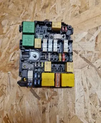 Peugeot 208 I Fuse module 9804846880