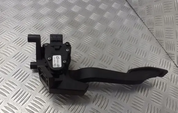 Opel Tigra B Accelerator throttle pedal 9129423